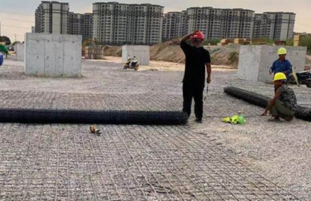 科尔沁土工格栅铺设前地基要怎么处理？